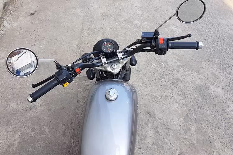 Trên chiếc Honda CB 125T độ tracker này, bình xăng xe đã được gò thủ công bằng tay thay thế kiểu dáng nguyên bản. Cặp gương hoài cổ, đồng hồ đo tốc độ cỡ nhỏ đơn giản được chăm chút kỹ lưỡng cũng giúp cho chiếc xe mang một phong cách hoàn toàn khác lạ.