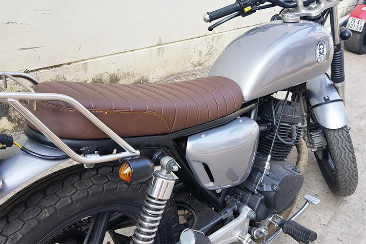 Phần đuôi xe được thay thế một số chi tiết, mâm nguyên bản thay bằng 5 chấu đúc sơn đen kèm phanh đĩa trước, sau đùm. Yên xe đã được thợ độ làm thủ công kiểu dáng "bánh mỳ" đủ dùng cho hai người ngồi thoải mái trên mọi cung đường. Màu sơn nguyên bản của xe cũng đã được làm lại cá tính hơn. Dè trước và sau của xe cũng được gọt lại...