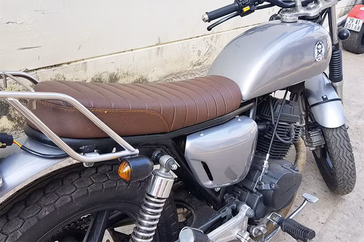 Phần đuôi xe được thay thế một số chi tiết, mâm nguyên bản thay bằng 5 chấu đúc sơn đen kèm phanh đĩa trước, sau đùm. Yên xe đã được thợ độ làm thủ công kiểu dáng "bánh mỳ" đủ dùng cho hai người ngồi thoải mái trên mọi cung đường. Màu sơn nguyên bản của xe cũng đã được làm lại cá tính hơn. Dè trước và sau của xe cũng được gọt lại...