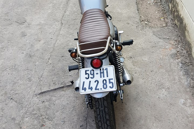 Phía trước cặp phuộc ống lồng và sau lò xo trụ nguyên bản của được phục chế lại. Đuôi xe thiết kế thêm giá để chở đồ, đèn hậu được độ lại nhỏ gọn đơn giản nhưng lại đầy sáng tạo. Cặp ống xả nguyên bản thay bằng loại gia công "quả chuỳ" cho tiếng nổ uy lực và mạnh mẽ hơn.