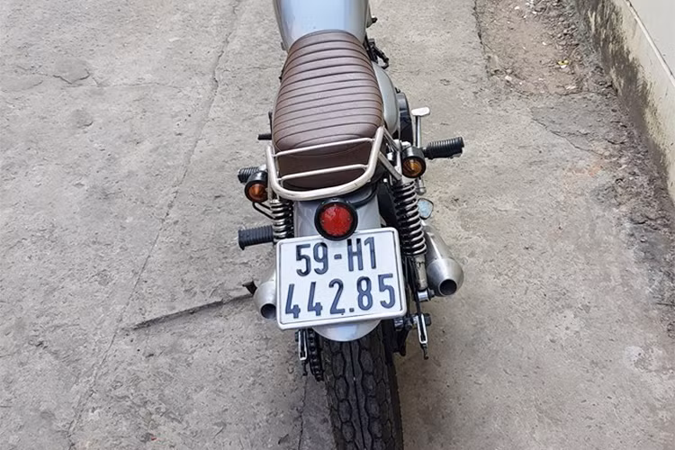 Phía trước cặp phuộc ống lồng và sau lò xo trụ nguyên bản của được phục chế lại. Đuôi xe thiết kế thêm giá để chở đồ, đèn hậu được độ lại nhỏ gọn đơn giản nhưng lại đầy sáng tạo. Cặp ống xả nguyên bản thay bằng loại gia công "quả chuỳ" cho tiếng nổ uy lực và mạnh mẽ hơn.