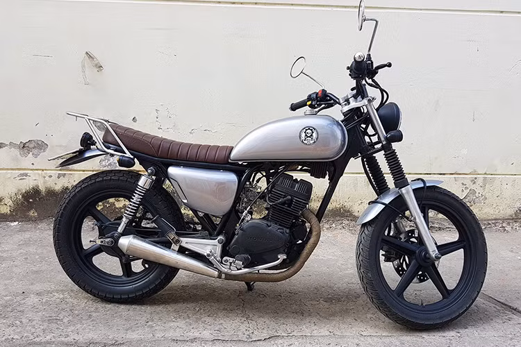 Sau khi hoàn thiện, chiếc "xế nổ" có tuổi đời khoảng hơn 20 năm đã hoàn toàn lột xác, mang kiểu dáng mới lạ - cá tính và mạnh mẽ hơn xe môtô Honda CB125T đời cũ. Được biết quá trình độ xe khoảng hơn 2 tuần và số tiền khách hàng phải chi ra khoảng gần 30 triệu đồng.