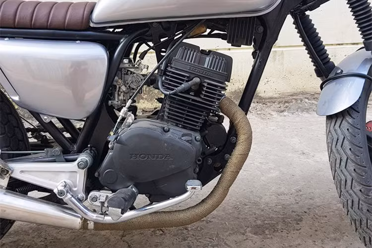 Động cơ của xe vẫn được giữ nguyên nhưng được tinh chỉnh lại sao cho phù hợp với thiết kế. Honda CB125T sử dụng động cơ 2 xi-lanh có dung tích 125cc, công suất cực đại 17 mã lực tại vòng tua máy 11.500 vòng/phút, được làm mát bằng không khí, hộp số côn tay 5 cấp.