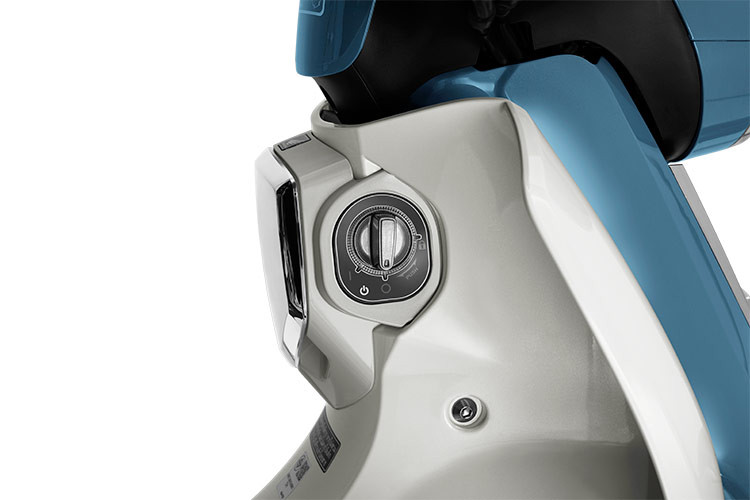 Khóa thông minh được trang bị gồm 3 chức năng: cảnh báo chống trộm, xác định vị trí xe và khởi động hệ thống điện. Hệ thống này không chỉ giúp người dùng khởi động xe dễ dàng, tiện lợi mà còn mang lại sự an tâm khi sử dụng.