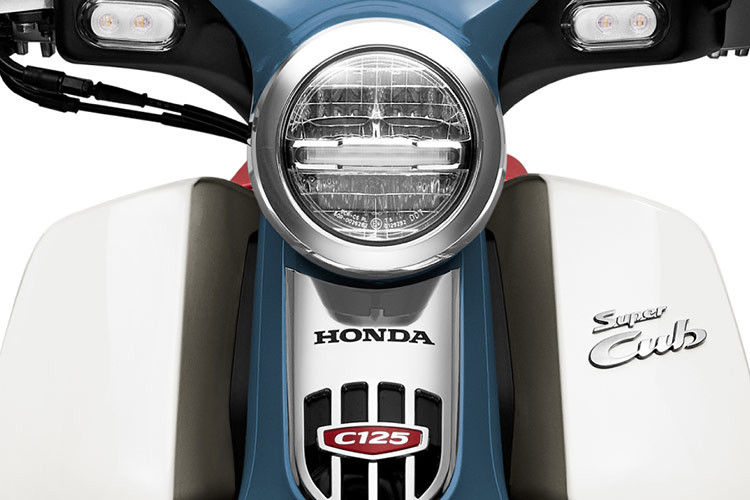 Đèn pha của xe của Super Cub C125 thiết kế tròn cổ điển được trang bị hệ thống đèn LED hiện đại, đèn phía trước luôn sáng, đảm bảo cho người lái có tầm nhìn tốt đồng thời giúp nâng cao khả năng hiện diện của xe khi lưu thông trên đường phố, từ đó giúp cho các phương tiện khác dễ dàng quan sát và phòng tránh va chạm.