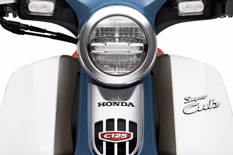 Đèn pha của xe của Super Cub C125 thiết kế tròn cổ điển được trang bị hệ thống đèn LED hiện đại, đèn phía trước luôn sáng, đảm bảo cho người lái có tầm nhìn tốt đồng thời giúp nâng cao khả năng hiện diện của xe khi lưu thông trên đường phố, từ đó giúp cho các phương tiện khác dễ dàng quan sát và phòng tránh va chạm.