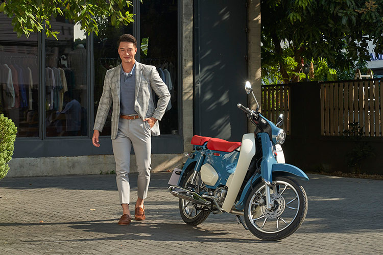 Mức giá xe Honda Super Cub C125 2024 tại Việt Nam từ 86,292 - 88, 89 triệu đồng cho từng phiên bản. Bên cạnh màu mới, phiên bản tiêu chuẩn vẫn tiếp tục duy trì màu Xanh Xám cổ điển, nhẹ nhàng, đậm chất nghệ thuật và sành điệu. Trong khi đó, phiên bản đặc biệt vẫn là màu Đen nhám tạo sức hút bí ẩn, cao cấp ngay từ ấn tượng đầu tiên.