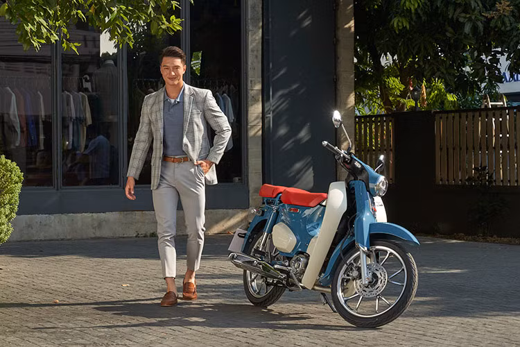 Mức giá xe Honda Super Cub C125 2024 tại Việt Nam từ 86,292 - 88, 89 triệu đồng cho từng phiên bản. Bên cạnh màu mới, phiên bản tiêu chuẩn vẫn tiếp tục duy trì màu Xanh Xám cổ điển, nhẹ nhàng, đậm chất nghệ thuật và sành điệu. Trong khi đó, phiên bản đặc biệt vẫn là màu Đen nhám tạo sức hút bí ẩn, cao cấp ngay từ ấn tượng đầu tiên.