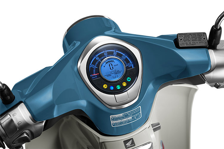 Mặt đồng hồ cơ kết hợp màn hình LCD hiển thị đầy đủ các thông số liên quan đến tốc độ, mức nhiên liệu, quãng đường đã đi và đèn báo tín hiệu, giúp người lái dễ dàng quan sát khi di chuyển trên đường. 
