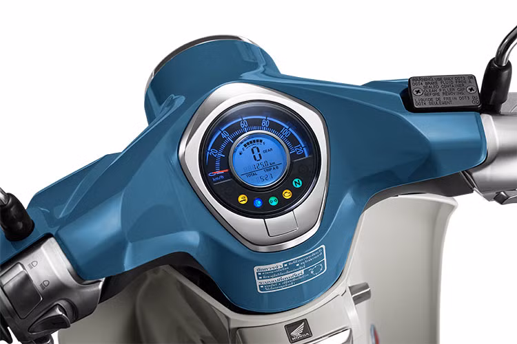 Mặt đồng hồ cơ kết hợp màn hình LCD hiển thị đầy đủ các thông số liên quan đến tốc độ, mức nhiên liệu, quãng đường đã đi và đèn báo tín hiệu, giúp người lái dễ dàng quan sát khi di chuyển trên đường. 