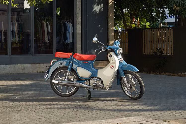 Thân xe Honda Super Cub C125 2024 mới vẫn giữ nguyên thiết kế hình chữ S với những đường cong mềm mại đặc trưng và được nâng cấp mức độ hoàn thiện tinh xảo, tạo nên vẻ thanh lịch, cổ điển mà không kém phần hiện đại. Thiết kế Super Cub C125 càng trở nên đặc sắc với màu mới, mang lại sự tươi mới và phong cách riêng biệt cho từng cá nhân. 