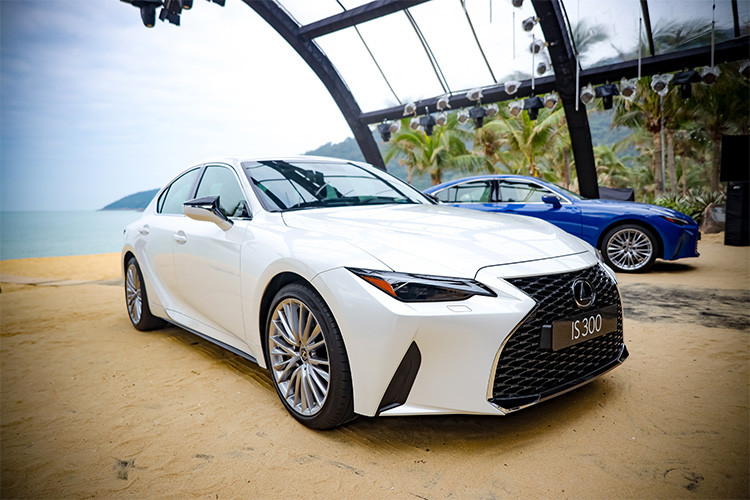 Về ngoại thất, mẫu xe sang Lexus IS300 2021 được đánh giá cao bởi tính trẻ trung và thể thao, đặc biệt so với các xe ES hay LS. Điều này thể hiện qua hàng loạt chi tiết góc cạnh ở lưới tản nhiệt, hốc gió, cụm đèn trước, đèn hậu, thân xe. Xe có hai loại la-zăng 18 và 19 inch.