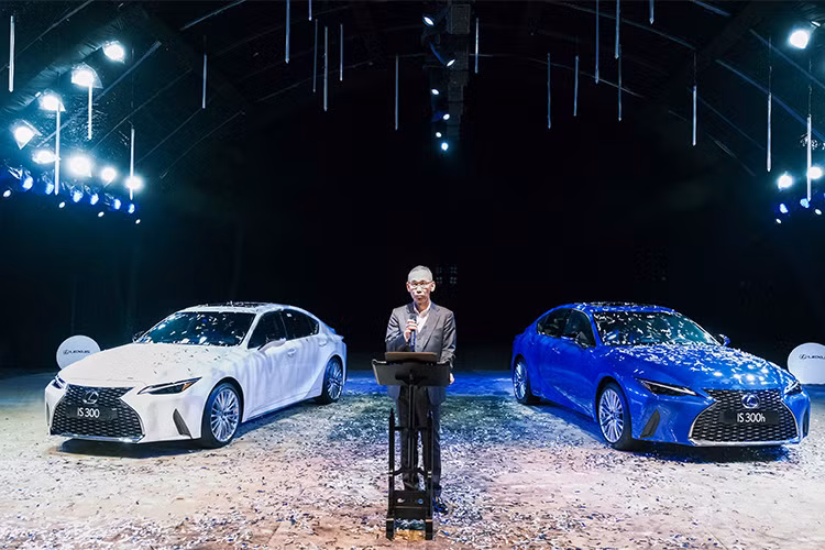 Đại diện Lexus Việt Nam – ông Hiroyuki Ueda chia sẻ, “Lexus IS hoàn toàn mới là mẫu xe tiên phong mang dấu ấn trải nghiệm lái Lexus và thể hiện được nỗ lực của chúng tôi trong việc hoàn thiện dải sản phẩm Lexus và đáp ứng được những nhu cầu ngày càng cao của khách hàng Việt Nam yêu thích những mẫu sedan phong cách thể thao”.