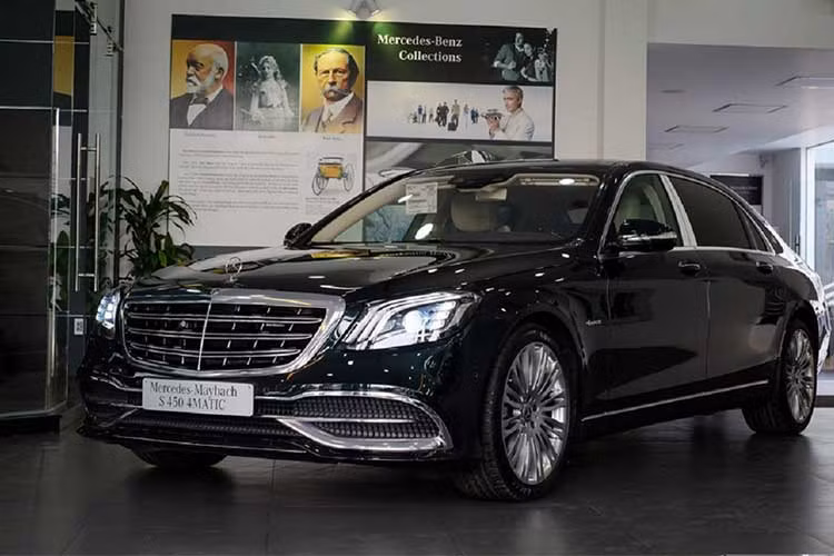 Các đại lý Mercedes-Benz tại Việt Nam hiện đã bắt đầu công bố giá bán chính hãng cho dòng xe S-Class 2018. Theo như đại lý Haxaco, giá bán cụ thể các phiên bản Mercedes-Benz S 450 2018 tại thị trường Việt Nam khoảng 7,219 tỷ đồng (bản S 400 L trước đây có giá 6,999 tỷ đồng).