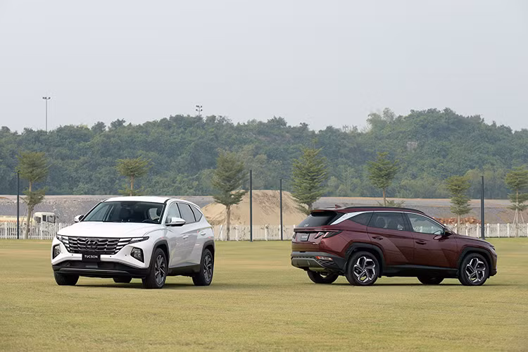 Hyundai Tucson thế hệ thứ 4 tại thị trường Việt Nam được trang bị thế hệ động cơ SmartStream hoàn toàn mới, đem đến hiệu suất vận hành ấn tượng. Công nghệ cốt lõi của SmartStream là áp dụng những công nghệ thông minh, “Smart” nhằm tiết kiệm nhiên liệu, cải thiện hiệu suất và giảm phát khí thải. Đây chính là khối động cơ có cùng công nghệ với chiếc Hyundai SantaFe đã được giới thiệu tại thị trường Việt Nam.