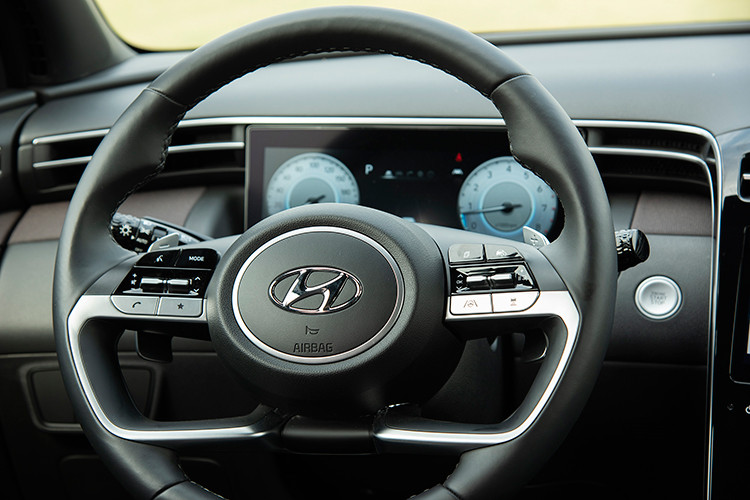 Khu vực bảng điều khiển trung tâm với điểm nhấn là màn hình cảm ứng giải trí đa chức năng 10,25 inch, hỗ trợ Android Auto/Apple Carplay cùng khả năng Dual Connect 2 thiết bị Bluetooth. Bảng điều khiển sử dụng công nghệ cảm ứng sắp xếp theo chiều dọc đổ tạo cảm giác như một thác nước tuôn chảy. Đường trang trí màu bạc chạy dọc từ trung tâm đến cửa sau hài hòa với các vật liệu bề mặt cao cấp được xếp lớp gọn gàng.