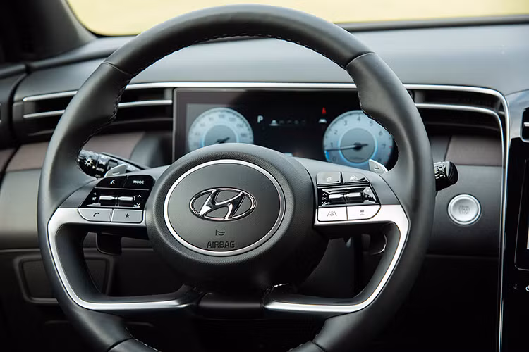 Khu vực bảng điều khiển trung tâm với điểm nhấn là màn hình cảm ứng giải trí đa chức năng 10,25 inch, hỗ trợ Android Auto/Apple Carplay cùng khả năng Dual Connect 2 thiết bị Bluetooth. Bảng điều khiển sử dụng công nghệ cảm ứng sắp xếp theo chiều dọc đổ tạo cảm giác như một thác nước tuôn chảy. Đường trang trí màu bạc chạy dọc từ trung tâm đến cửa sau hài hòa với các vật liệu bề mặt cao cấp được xếp lớp gọn gàng.