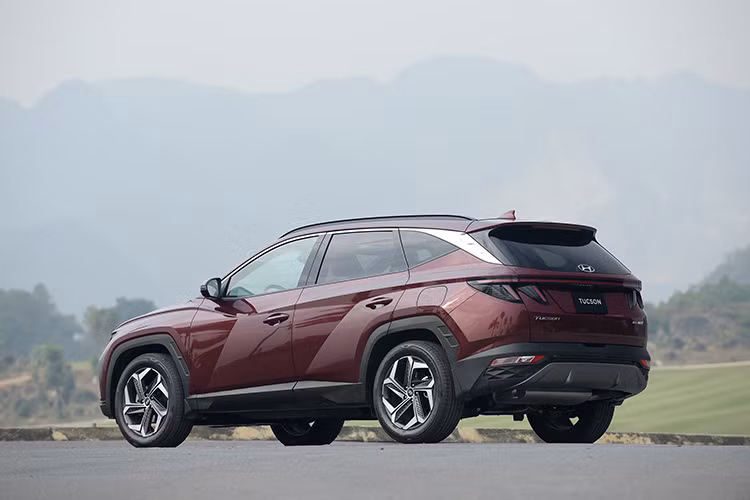 Cảm hứng thiết kế của Tucson được thừa hưởng từ 2 mẫu concept “Le Fil Rouge” &amp; Vision T, nhờ vào tỷ lệ thể thao và năng động hơn được tạo nên bởi nền tảng mới, Tucson hoàn toàn mới sở hữu một vẻ ngoài rất táo bạo mà không ảnh hưởng đến tính thực dụng của xe. Một trong những điểm nhấn nổi bật ở phía trước là đèn ban ngày được thiết kế ẩn vào lưới tản nhiệt mang tên Parametric Jewel Hidden Lights.