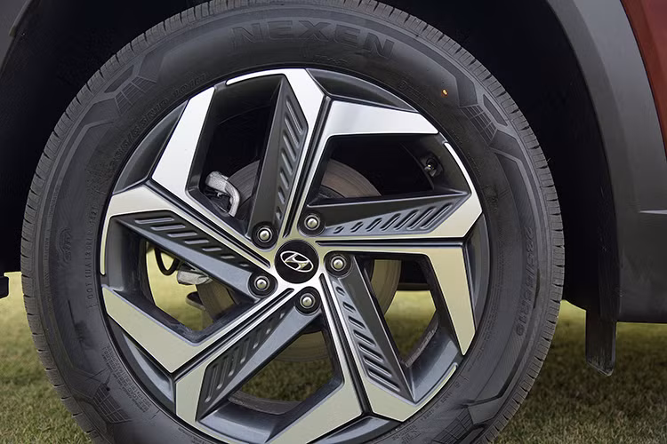 Hyundai Tucson 2022 mới sở hữu một kích thước vượt trội với các thông số Dài x Rộng x Cao lần lượt là 4.630 x 1.865 x 1.695 (mm). So với thế hệ thứ 3, Tucson 2022 dài hơn 150mm, rộng hơn 15mm và cao hơn 35mm. Chiều dài cơ sở xe ở mức 2.755mm, hơn 85mm so với thế hệ cũ. Xe được trang bị lazang có các kích thước từ 17 cho đến 19 inch tùy từng phiên bản. Khoảng sáng gầm xe đạt mức 181mm.