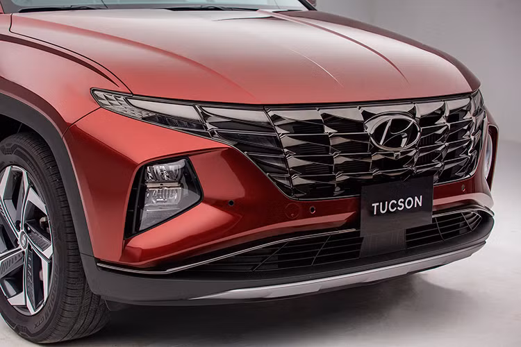Sự đổi mới này kết hợp liền mạch với công nghệ chiếu sáng hiện đại vào lưới tản nhiệt cỡ lớn như viên ngọc quý của Tucson, tạo thành một kiến trúc ánh sáng nổi bật cho xe. Khi xe tắt máy, mặt trước của xe dường như chỉ được bao phủ bằng các họa tiết hình học tối màu và sẽ trở nên nổi bật đầy ấn tượng khi xe lăn bánh trên đường. Trang bị đèn chiếu sáng full LED là lựa chọn không thể thiếu trên xe.