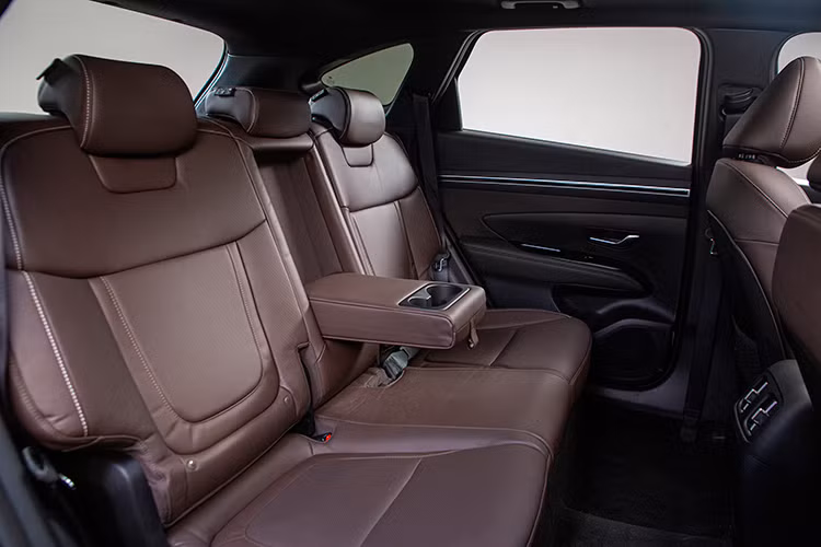 Hyundai Tucson tiếp tục mang đến một loạt các trang bị hiện đại như: cần số điện tử điều khiển nút bấm, hệ thống âm thanh Bose 8 loa, cửa sổ trời toàn cảnh, Cruise Control thông minh, đèn pha và gạt mưa tự động, sưởi và làm mát ghế, phanh tay điện tử, gạt mưa tự động, Dừng xe thông minh Autohold, phanh tay điện tử, Camera 360… Như mọi mẫu xe chính hãng khác của Hyundai, Tucson vẫn được trang bị bản đồ dành riêng cho thị trường Việt Nam với các tính năng được tùy chỉnh.