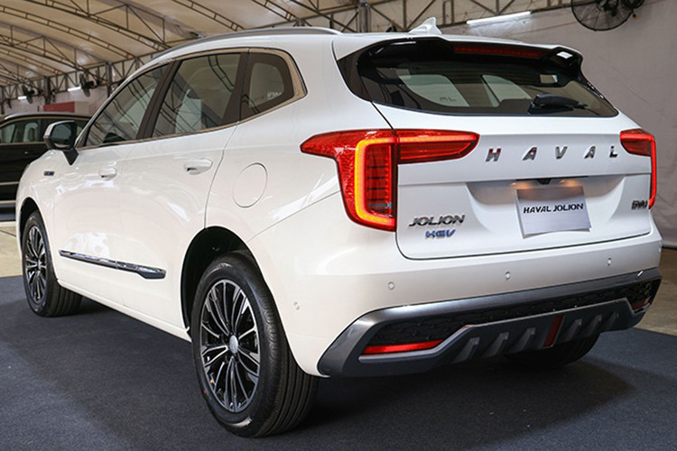 Ngoài ra, Jolion còn có điều hoà 2 vùng độc lập có cửa gió sau; phanh đỗ điện tử có tự động giữ; âm thanh 6 loa; cần số dạng núm xoay; cửa sổ trời toàn cảnh; cổng sạc USB;… Xe được trang bị hệ truyền động hybrid, gồm máy xăng tăng áp 1.5L kết hợp mô-tơ điện và hộp số tự động ly hợp kép 7 cấp, cho công suất cực đại 190 mã lực.