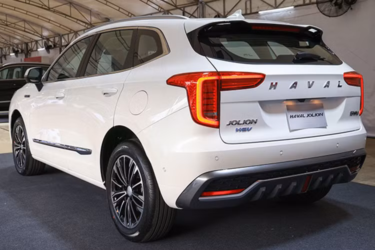 Ngoài ra, Jolion còn có điều hoà 2 vùng độc lập có cửa gió sau; phanh đỗ điện tử có tự động giữ; âm thanh 6 loa; cần số dạng núm xoay; cửa sổ trời toàn cảnh; cổng sạc USB;… Xe được trang bị hệ truyền động hybrid, gồm máy xăng tăng áp 1.5L kết hợp mô-tơ điện và hộp số tự động ly hợp kép 7 cấp, cho công suất cực đại 190 mã lực.