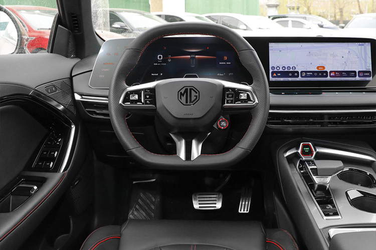 Xe có 2 tùy chọn máy xăng 1.5L tăng áp kết nối hộp số tự động 7 cấp ly hợp kép và 2.0L tăng áp kết hợp cùng hộp số tự động 9 cấp ZF, sản sinh công suất tương ứng 183 mã lực và 254 mã lực.