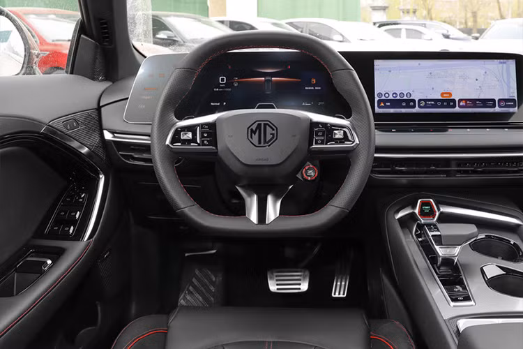 Xe có 2 tùy chọn máy xăng 1.5L tăng áp kết nối hộp số tự động 7 cấp ly hợp kép và 2.0L tăng áp kết hợp cùng hộp số tự động 9 cấp ZF, sản sinh công suất tương ứng 183 mã lực và 254 mã lực.