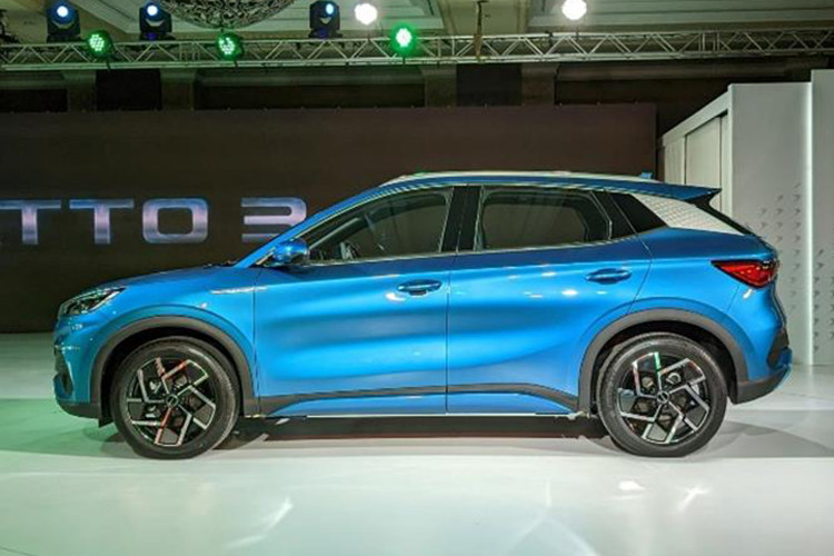 Được biết, mẫu SUV sẽ vào Việt Nam của BYD là Atto 3 vốn là "gà đẻ trứng vàng" của hãng tại Thụy Điển và Thái Lan. Xe được trang bị bộ pin dung lượng 60,48 kWh, có tầm hoạt động 480 km/lần sạc đầy. Mô-tơ điện trên xe cho công suất 201 mã lực, mô-men xoắn tối đa 310 Nm. 