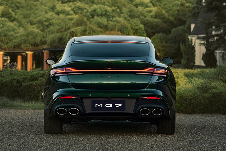 Sức hút của mẫu sedan cỡ D xứ Trung đến từ kiểu dáng coupe năng động, thể thao cùng loạt công nghệ hiện đại như 2 màn hình trên bảng táp-lô với kích thước 14.1 inch và 25,12 inch, âm thanh với 14 loa Bose và sự lược bỏ gần như tối đa các phím cơ...