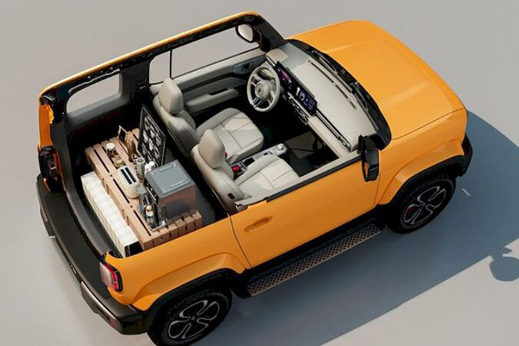 Các trang bị trên xe nổi bật với đèn pha bao quanh bởi 4 dải đèn LED định vị ban ngày; la-zăng hợp kim 15 inch; lốp 205/65 R15 chạy mọi địa hình; ghế lái chỉnh điện 6 hướng, ghế phụ lái chỉnh điện 4 hướng; bảng đồng hồ kỹ thuật số nối liền với màn hình cảm ứng trung tâm cùng 10,25 inch; phanh tay điện tử; điều hòa 2 chiều tự động, có lọc không khí; ra lệnh bằng giọng nói; kính cửa sổ chống kẹt...