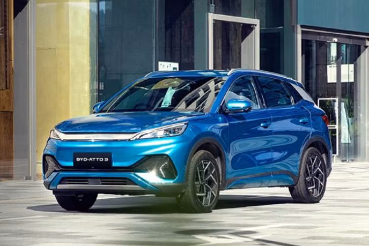  BYD Atto 3 và Seal Ngay từ đầu tháng 2, thông tin BYD sẽ đưa một mẫu sedan và một mẫu SUV Trung Quốc về thị trường Việt Nam đã được lan truyền khắp cõi mạng. Hiện BYD đang đẩy mạnh việc tìm đối tác để sớm hiện thực hóa kế hoạch mở rộng thị trường.