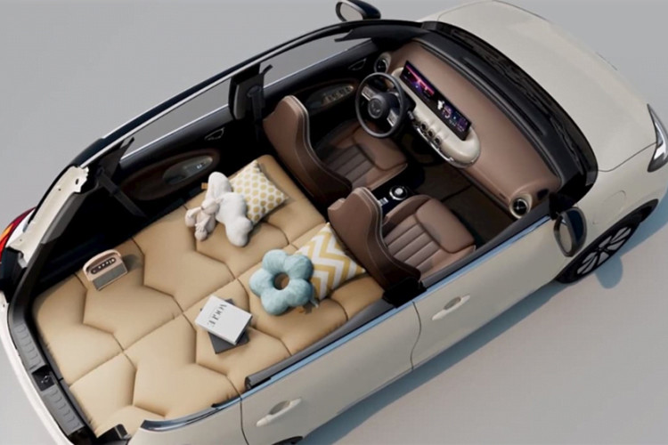 Wuling Bingo với các trang bị đáng chú ý như đèn pha LED; hàng ghế thứ 2 trang bị sẵn gối và đệm di động, có thể bơm lên và biến nơi đây thành giường nghỉ ngơi; bảng đồng hồ kỹ thuật số nối liền màn hình giải trí trung tâm 10,25 inch; phanh tay điện tử; hệ điều hành LING OS; 2 - 4 loa; có nhận diện giọng nói trên phiên bản cao; chìa khóa thông minh; khởi động từ xa; hệ thống tự động đỗ xe; kiểm soát lực kéo...