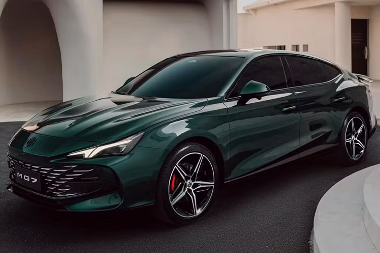  MG 7 Sau nhiều lần rục rịch ra mắt, tư vấn viên của một đại lý xe MG thuộc khu vực phía Bắc đã cho biết, MG 7 chắc chắn sẽ được đưa về Việt Nam ngay trong năm nay. Giá xe MG dành cho mẫu sedan cỡ D này dự kiến khoảng 750 triệu đồng, con số khiến cho cả Toyota Camry và Mazda6 đều phải "mất ăn mất ngủ". 