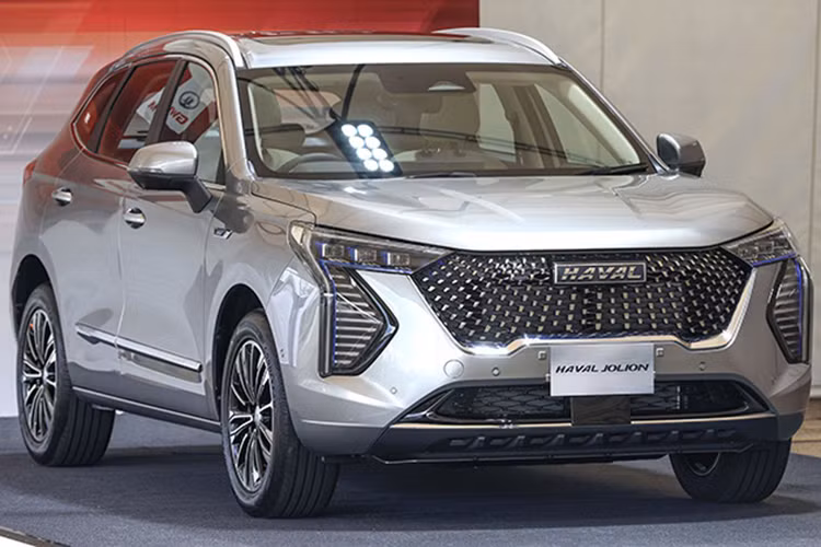  Haval Jolion Kế hoạch mở bán Haval Jolion đã được ông Nguyễn Văn Dũng - Tổng giám đốc Haval Việt Nam chia sẻ với giới truyền thông từ đầu năm 2024. Đến giữa tháng 3, phía đại lý bắt đầu thông báo nhận cọc xe với giá dự kiến khoảng 700-800 triệu đồng cho 2 tùy chọn phiên bản. Nhiều khả năng xe sẽ ra mắt ngay trong tháng 4 này.