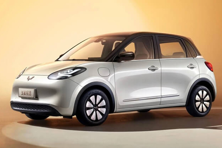  Wuling Bingo Wuling Bingo là mẫu xe xếp trên Mini EV đang mở bán tại Việt Nam. Đây được xem là "hiện tượng" trong ngành xe điện Trung Quốc khi bàn giao tới 10.000 xe chỉ sau 2 tuần đầu ra mắt. Tính đến hết tháng 9/2023, tức sau khoảng 6 tháng mở bán, doanh số Bingo đã vượt mốc 100.000 xe, tương đương khoảng 20.000 xe/tháng.