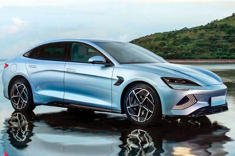 Về BYD Seal, chiếc sedan thuần điện này được nhận xét có ngoại hình khá tương đồng với Porsche Taycan hay Tesla Model 3. Bản tiêu chuẩn của xe được trang bị một động cơ điện, sinh công suất 201 hoặc 308 mã lực. Bản cao cấp sẽ lắp đặt hai động cơ điện ở trục trước và sau, sinh công suất lần lượt là 214 mã lực và 308 mã lực. 