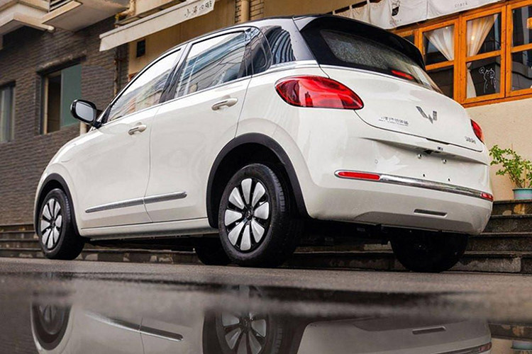 Xe được trang bị pin LFP 17,3 kWh trên bản tiêu chuẩn, cho phạm vi di chuyển 203 km. Bản nâng cao là bộ pin LFP có công suất 21,9 kWh, đi được quãng đường 333 km sau mỗi lần sạc đầy. Pin xe sẽ cần 9.5 tiếng để sạc từ 0 – 100%. Với chế độ sạc nhanh, thời gian để pin từ 30 đến 80% chỉ trong vòng 35 phút.