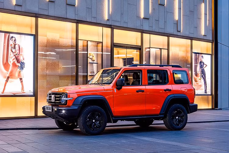  Tank 300 Được chốt lịch ra mắt thị trường ôtô Việt Nam vào tháng 11/2024, Tank 300 gây ấn tượng với vẻ ngoài đậm chất việt dã. Góp mặt tại phân khúc SUV cỡ D, SUV 300 nhiều khả năng sẽ có giá bán tầm hơn 1 tỷ đồng. Xe được trang bị ghế bọc da Nappa, ghế phụ lái chỉnh điện 4 hướng, ghế lái chỉnh điện 8 hướng/massage/nhớ vị trí, ghế sau gập 60:40...