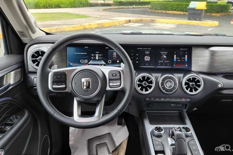 Vô lăng xe chỉnh 4 hướng; đồng hồ kỹ thuật số 12,3 inch, tích hợp lẫy chuyển số thể thao; màn hình cảm ứng trung tâm 12,3 inch, hỗ trợ Apple CarPlay/Android Auto; điều hòa tự động, lọc bụi mịn PM 2.5; âm thanh Infinity 8 loa; cổng USB Type A/Type C; phanh tay điện tử; cửa sổ trời; gương chiếu hậu chống chói tự động,...