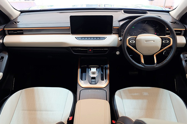 Được định vị tại phân khúc SUV cỡ B+, xe Trung Quốc Haval Jolion sở hữu thiết kế đậm chất thể thao, hiện đại cùng các trang bị nổi bật như hệ thống chiếu sáng LED, màn hình trung tâm 12,3 inch có kết nối Apple CarPlay/Android Auto; màn hình điện tử 7 inch...