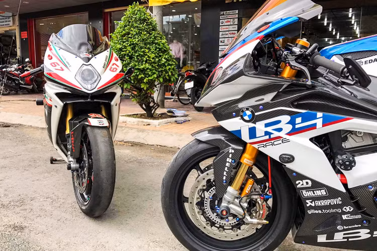 Ở dạng nguyên bản, siêu môtô đình đám này vốn đã được trang bị những phụ tùng "hàng hiệu" như phuộc Ohlins điều chỉnh điện, phanh Brembo M50... cùng một loạt các hệ thống hỗ trợ người lái cao cấp như chuyển số nhanh, hệ thống điều khiển lực kéo, hệ thống lái đa chế độ. Trọng lượng xe được giảm xuống tối đa nhờ có nhiều chi tiết làm từ sợi carbon, titan...