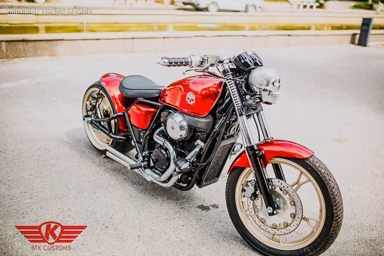 Mâm sau với chất liệu bằng nhôm có trọng lượng khá nhẹ được sơn màu vàng đồng tông xuyệt tông với mâm xe trước. Mâm trước cũng có thiết kế 5 chấu khá tương đồng với mâm sau, tạo nên vóc dáng cân đối cho bản độ.