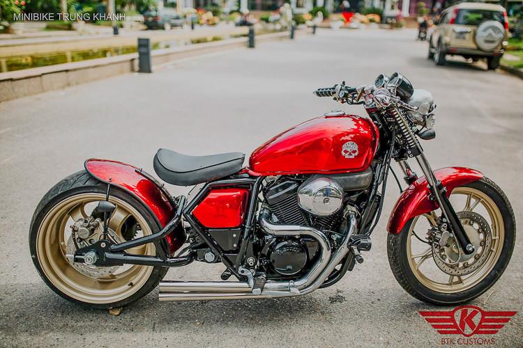 Được biết, chiếc môtô phân khối lớn VRX 400 này đã được thay đổi lại theo phong cách Bobber cổ điển với thân xe được hạ thấp hơn đi kèm hệ thống nâng hạ gầm tuỳ chọn thông qua giảm xóc khí được bơm hơi.