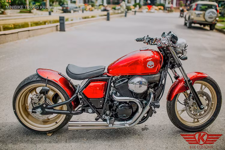 Được biết, chiếc môtô phân khối lớn VRX 400 này đã được thay đổi lại theo phong cách Bobber cổ điển với thân xe được hạ thấp hơn đi kèm hệ thống nâng hạ gầm tuỳ chọn thông qua giảm xóc khí được bơm hơi.