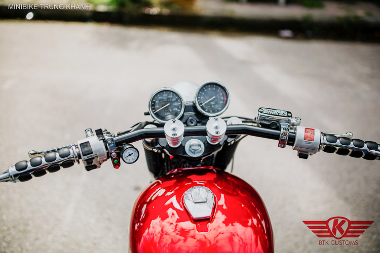 Ghi đông và đầu đèn pha cực kỳ phá cách với điểm nhấn là đầu lâu hình sợ người được thay đổi hoàn toàn mới. Cụm đồng hồ đôi dạng tròn cổ điển nguyên bản của Honda VRX 400, cặp bao tay inox với gai cao su.