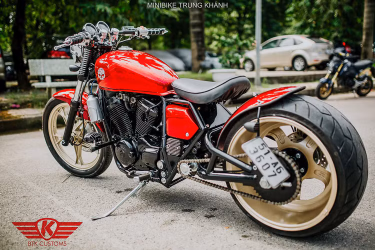 Trên chiếc Honda VRX 400 độ Bobber này, giảm xóc sau được thiết kế giấu vào trong, Minibike Trung Khánh đã thiết kế giảm xóc bằng khí nén vô cùng êm ái và có thể điều chỉnh được độ cao thấp tuỳ chọn.