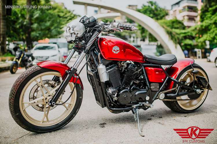 Những bản độ được xưởng độ đến từ Hà Nội đặt tiêu chí vận hành lên hàng đầu, nên những sản phẩm ra lò từ garage này luôn hoạt động cực tốt, ổn định - và chiếc xe Honda VRX 400 độ Bobber này là một ví dụ.