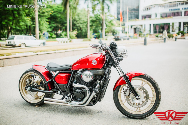 Cụm ống xả đôi đi từ 2 cổ pô đơn xuất phát từ động cơ 2 xilanh hình chữ V của Honda VRX 400, khối động cơ này vẫn giữ nguyên bản như trước đây của nhà sản xuất nhưng được làm mới lại mạnh mẽ hơn trước.